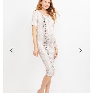 Isabella Oliver ruched
Maternity dress pink python